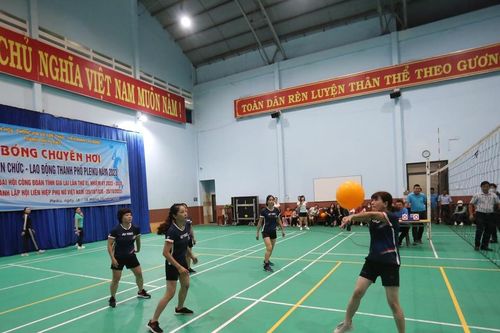 Pleiku: Hơn 200 vận động viên tranh tài ở Giải Bóng chuyền hơi nữ
