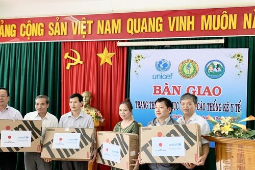 Gia Lai: Bàn giao trang thiết bị phục vụ báo cáo, thống kê y tế do UNICEF viện trợ