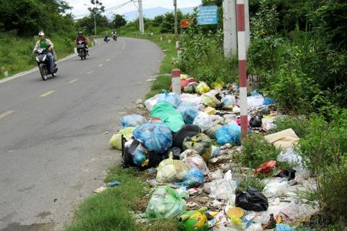 Đổ rác bừa bãi ra hành lang Tỉnh lộ 9