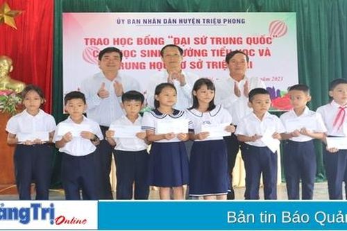 Trao học bổng gần 50 triệu đồng cho học sinh có hoàn cảnh khó khăn ở Triệu Phong