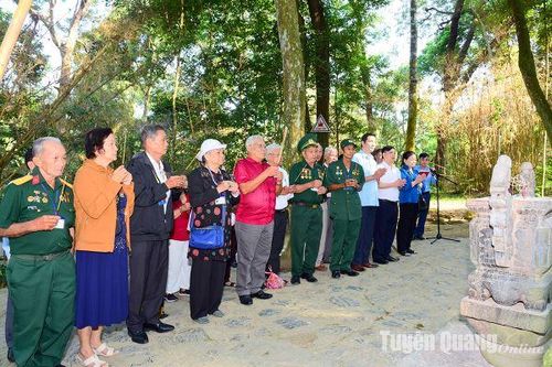 Đoàn nguyên cán bộ Trung ương Cục miền Nam dâng hương tại Khu di tích Quốc gia đặc biệt Tân Trào