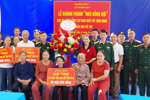 Bàn giao nhà đồng đội cho quân nhân có hoàn cảnh khó khăn