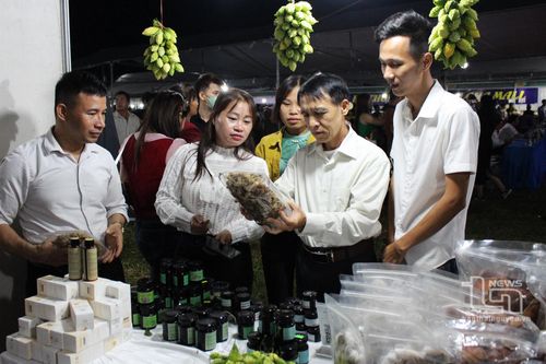 Khai mạc phiên chợ đưa hàng Việt về miền núi