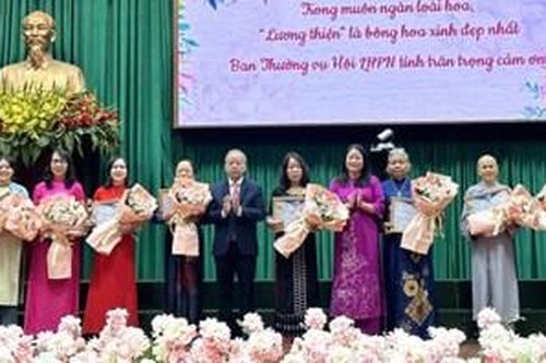 Tuyên dương 10 phụ nữ tiêu biểu vì cộng đồng