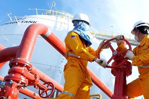 Giá dầu thô lại vượt 90 USD/thùng, loạt cổ phiếu dầu khí hưởng lợi lớn