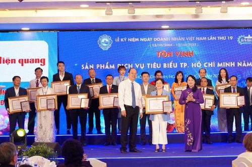 Điện Quang nhận Giải thưởng Sản phẩm, dịch vụ tiêu biểu TP.HCM năm 2023