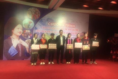 Hơn 20 máy tính xách tay được trao tặng cho sinh viên người Dao