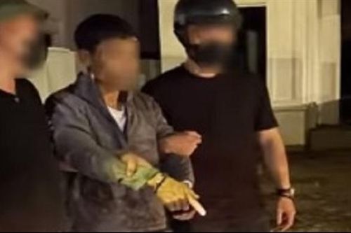 Đến công viên vận chuyển 22.000 viên ma túy đi tiêu thụ
