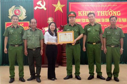 Khen thưởng 2 tập thể và 4 cá nhân Công an thị xã Điện Bàn