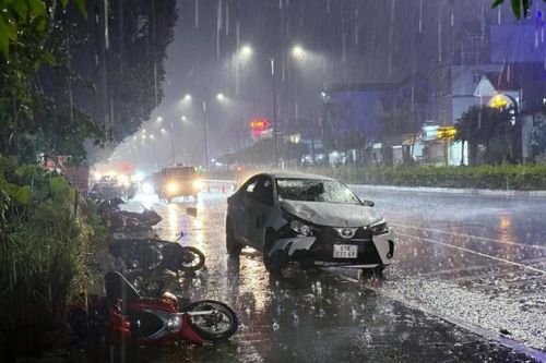 Tạm giữ tài xế lái ô tô đâm hàng loạt xe máy làm 1 người tử vong