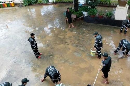 Mưa lũ chưa qua, tình người đọng lại...