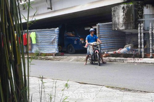Chiếm gầm cầu làm... kho