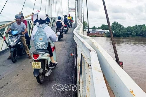 Xe vượt tải lưu thông gây hư hại cầu Rạch Ráng
