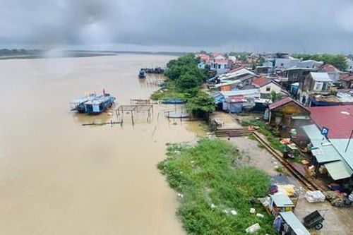 Học sinh tại nhiều tỉnh, thành miền Trung nghỉ học vì mưa lũ