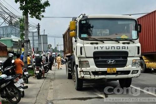 Xe ben chạy vào làn xe máy cán tử vong một phụ nữ