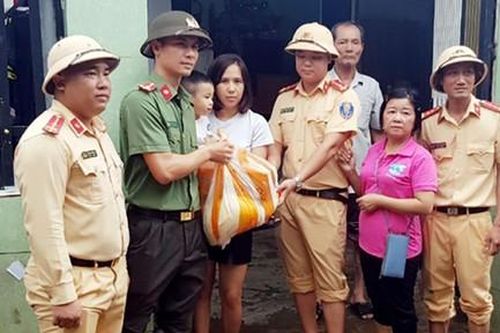 Lực lượng Công an trắng đêm dầm mình trong 'rốn lũ' cứu dân
