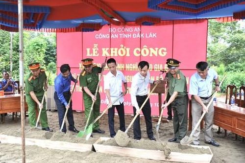 Khởi công xây dựng nhà tình nghĩa tặng thân nhân liệt sĩ Trần Quốc Thắng