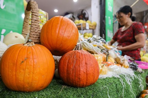 Khách lùng mua trang trí Halloween, bí ngô đủ loại cháy hàng