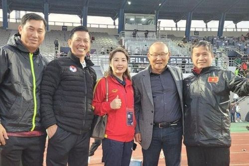 HLV Park Hang Seo động viên, khen ngợi U18 Việt Nam
