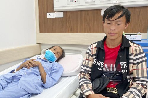 Mẹ suy tim bị bệnh viện trả về, con trai bán trâu, bán đất đi khắp nơi cầu cứu