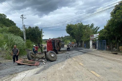 Xe tải mất thắng tông vào vách núi, lộn nhiều vòng ở Phú Yên