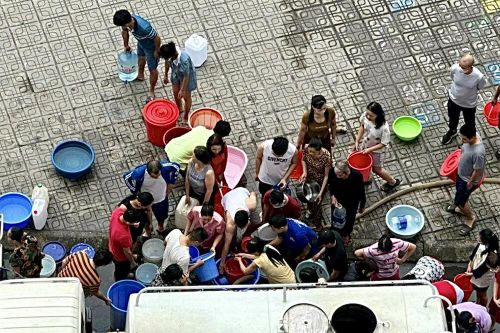 Dân Thủ đô nửa đêm canh lấy từng chậu nước, trẻ nhỏ phải đi tắm nhờ