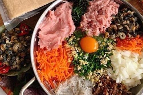 Các con 'gắp không ngừng đũa' với cách làm nem ốc nóng giòn, thơm ngon đặc biệt của mẹ đảm