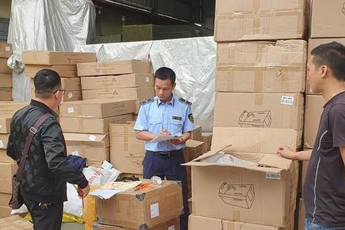 Kiểm tra xe ô tô tải đầu kéo, phát hiện hơn 4.000 sản phẩm tiêu dùng nhập lậu