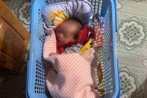 Bé trai sơ sinh bị bỏ rơi trước cổng nhà đôi vợ chồng hiếm muộn