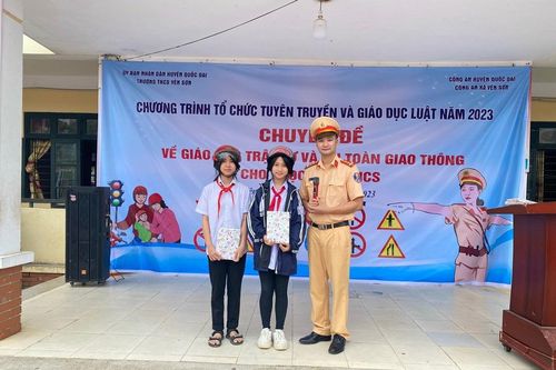 Tuyên truyền kiến thức pháp luật về an toàn giao thông cho gần 600 học sinh Trung học cơ sở
