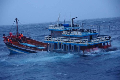 Thủ tướng chỉ đạo tìm kiếm, cứu nạn các ngư dân trên 2 tàu cá bị chìm ở đảo Song Tử Tây