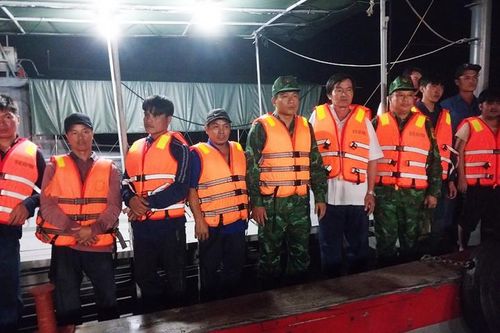 Chìm tàu trên biển, 10 ngư dân được cứu đưa vào bờ an toàn
