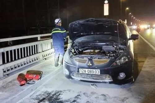 Hà Nội: Ô tô 7 chỗ bất ngờ bốc cháy trên cầu Nhật Tân