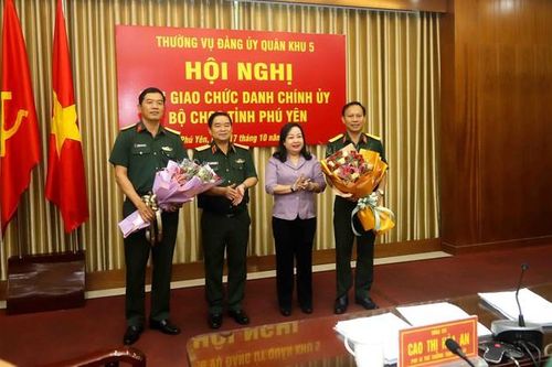 Bàn giao chức danh Chính ủy Bộ Chỉ huy quân sự tỉnh Phú Yên