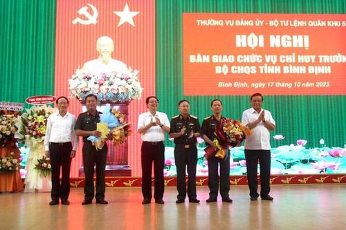 Bàn giao chức vụ Chỉ huy trưởng Bộ Chỉ huy quân sự tỉnh Bình Định