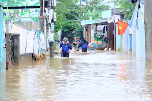 Đà Nẵng: Nước lũ tiếp tục dâng cao khu vực 'rốn lũ' đường Mẹ Suốt
