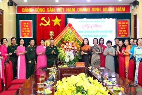 Trung tướng Lê Quang Minh thăm, chúc mừng Ban Phụ nữ Quân đội nhân dịp 20-10