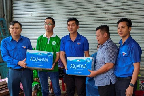 Sinh viên Đà Nẵng sửa xe miễn phí cho người dân ở vùng 'rốn ngập'