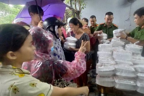 Sáng ngời hình ảnh người chiến sĩ Công an sát cánh cùng nhân dân trong mưa lũ