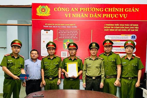 Khen thưởng Công an phường Chính Gián về thành tích truy bắt tội phạm