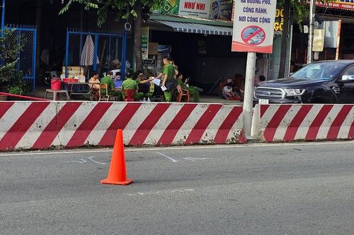 Bình Dương: Xe máy tông dải phân cách, 3 người tử vong