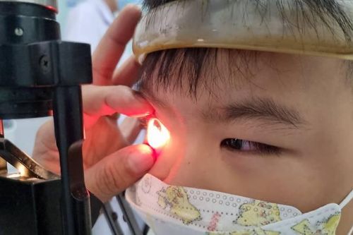 'Tiền mất, tật mang' do tự điều trị đau mắt đỏ