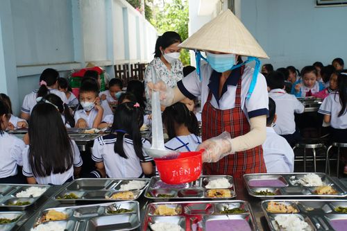 Lạm thu trong trường học: Khoảng cách giữa quy định và thực tiễn