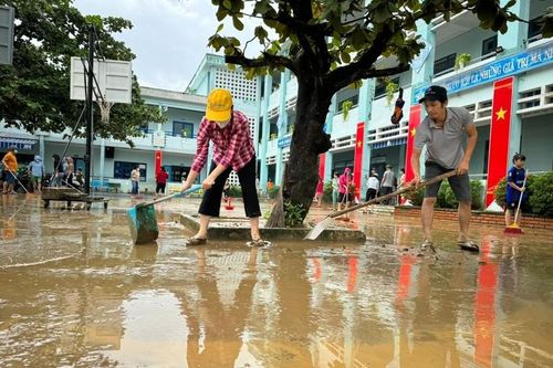 Trường học miền Trung khẩn trương dọn dẹp đón trò sau mưa lũ