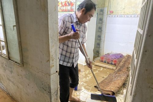 Người dân vùng 'rốn lũ' ở Đà Nẵng mệt mỏi 4 ngày dọn lụt 2 lần