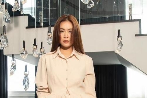 Hoàng Thùy Linh và phong cách thời trang công sở tối giản, nữ tính trên phim truyền hình VTV