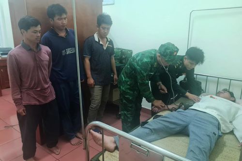 Xuyên đêm cứu nạn thành công 10 thuyền viên trên tàu cá QNg 98087 TS bị chìm trên biển