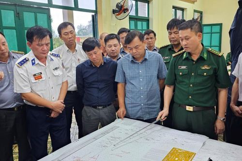 Thứ trưởng Bộ Nông nghiệp và Phát triển nông thôn Nguyễn Hoàng Hiệp chỉ đạo công tác cứu hộ ngư dân vụ chìm tàu cá ở Quảng Nam
