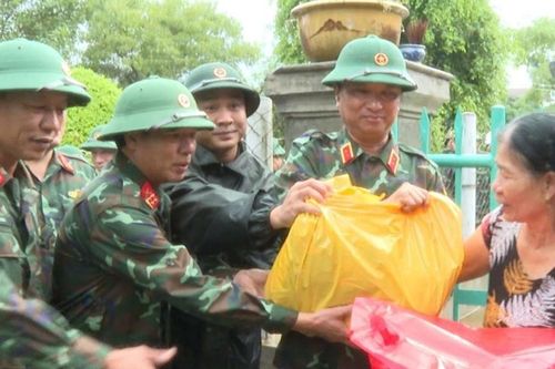 Lực lượng vũ trang hỗ trợ người dân vùng lũ miền Trung