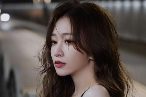 Nữ ca sĩ Nhật Bản bị bạo hành, nhốt trong chuồng chó